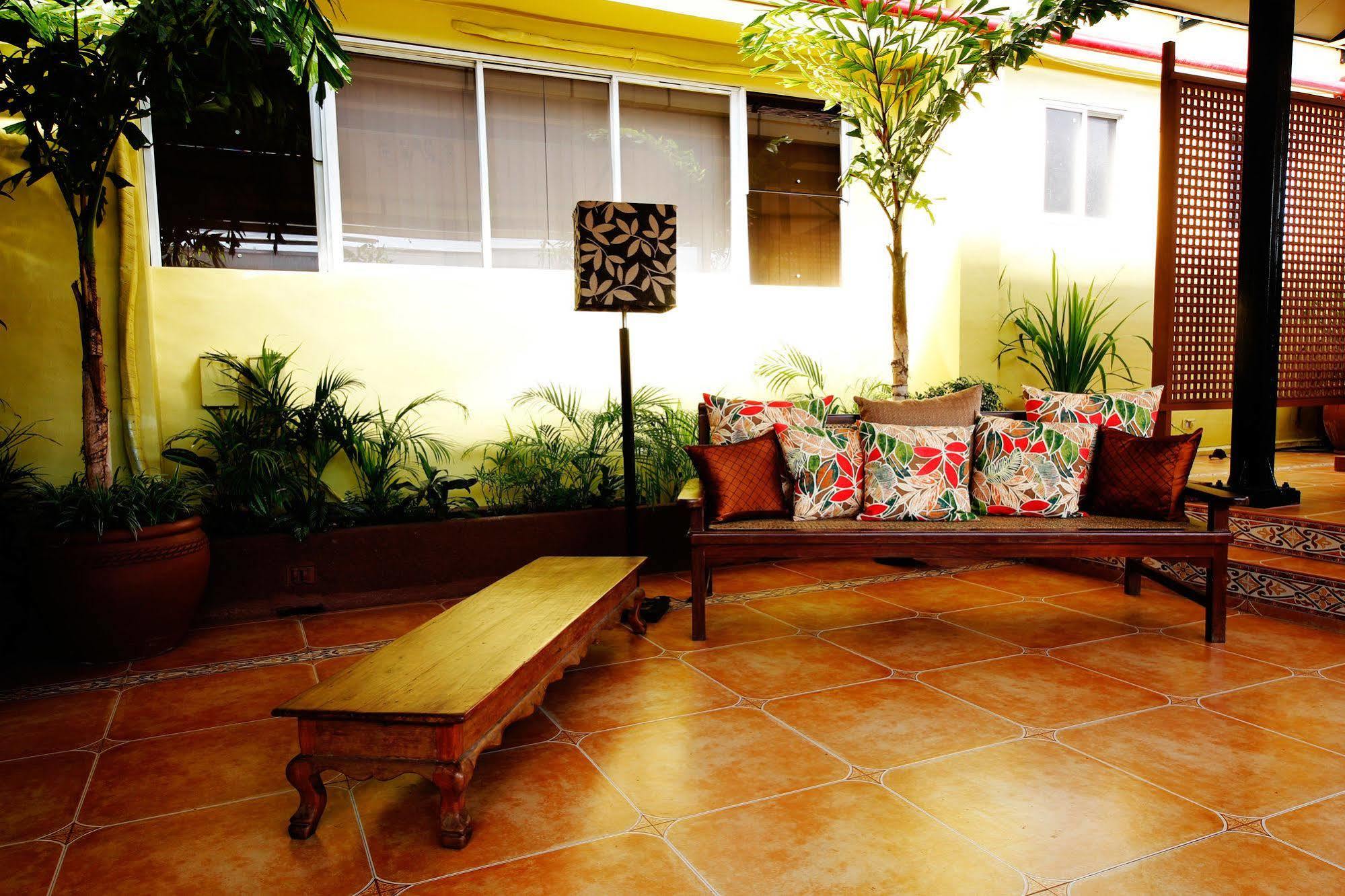 Casa Pura Inn And Suites Кесон-Сити Экстерьер фото